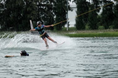 Wakeboarder pratik Dünya Şampiyonası için hazırlamak için. Wakeboarding okulda Pathumthani, Tayland Tarih 07 Ekim 2018.