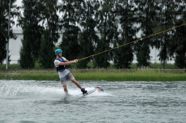 Wakeboard Aksiyon spor. Wakeboarder Dünya Şampiyonası'nı hazırlamak için eğitim alıyor. 07, eğitim wakeboard 2018. 07 Ekim 2018 Tayland.