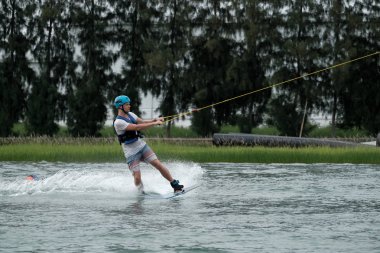 Wakeboarder pratik Dünya Şampiyonası için hazırlamak için. Wakeboarding okulda Pathumthani, Tayland Tarih 07 Ekim 2018.