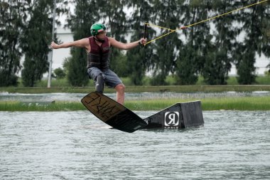 Wakeboard Aksiyon spor. Wakeboarder Dünya Şampiyonası'nı hazırlamak için eğitim alıyor. 07, eğitim wakeboard 2018. 07 Ekim 2018 Tayland.
