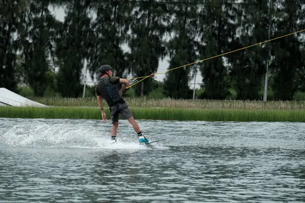 Wakeboard Action Sports Wakeboarder Trainiert Zur Vorbereitung Auf Die Weltmeisterschaft — Stockfoto