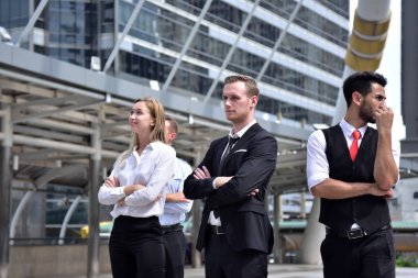 Şehir merkezinde poz veren bir grup iş adamı