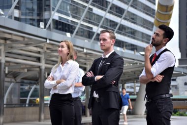 Şehir merkezinde poz veren bir grup iş adamı