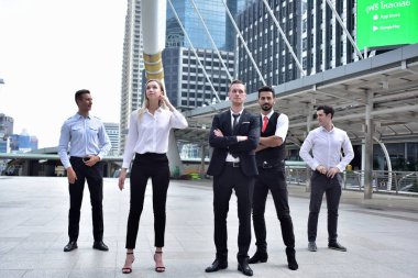 Şehir merkezinde poz veren bir grup iş adamı