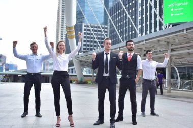 Şehir merkezinde poz veren bir grup iş adamı