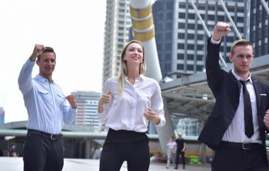 Şehir merkezinde poz veren bir grup iş adamı