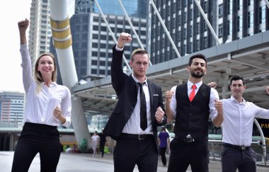 Şehir merkezinde poz veren bir grup iş adamı