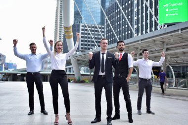 Şehir merkezinde poz veren bir grup iş adamı