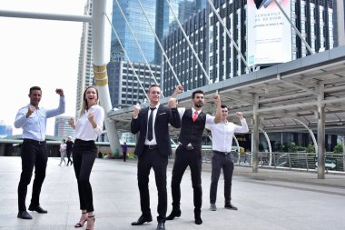 Şehir merkezinde poz veren bir grup iş adamı