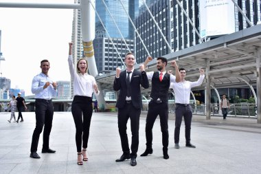 Şehir merkezinde poz veren bir grup iş adamı