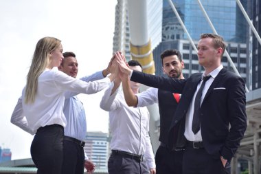 Şehir merkezinde poz veren bir grup iş adamı