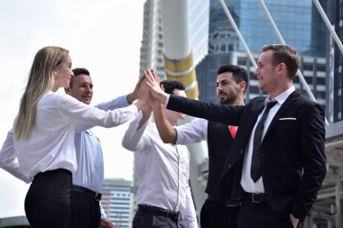 Şehir merkezinde poz veren bir grup iş adamı