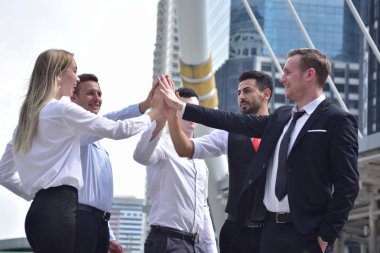 Şehir merkezinde poz veren bir grup iş adamı