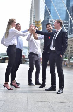 Şehir merkezinde poz veren bir grup iş adamı