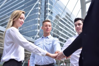 Şehir merkezinde poz veren bir grup iş adamı