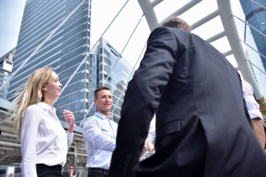 Şehir merkezinde poz veren bir grup iş adamı