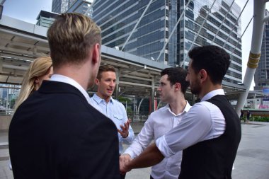 Şehir merkezinde çalışan iş adamları