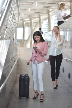 İki kadın cep telefonunu kullanarak