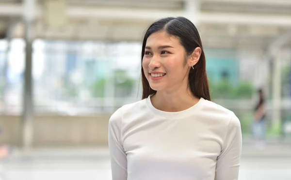 Hermosa Mujer Asiática Sonriendo — Foto de Stock