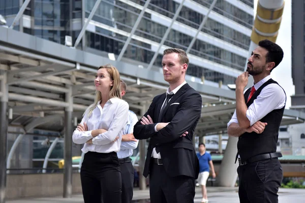 Şehir merkezinde poz veren bir grup iş adamı