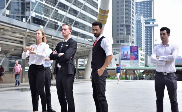 Şehir merkezinde poz veren bir grup iş adamı