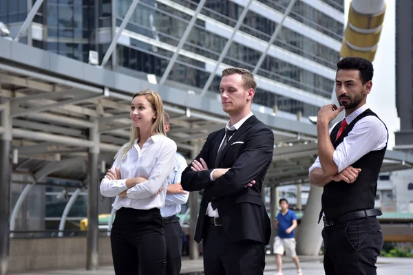 Şehir merkezinde poz veren bir grup iş adamı