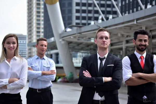 Şehir merkezinde poz veren bir grup iş adamı