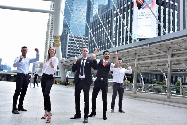 Şehir merkezinde poz veren bir grup iş adamı