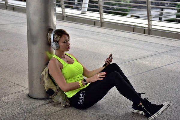 Femme Sportive Écoutant Musique Sur Téléphone Portable Dans Casque — Photo