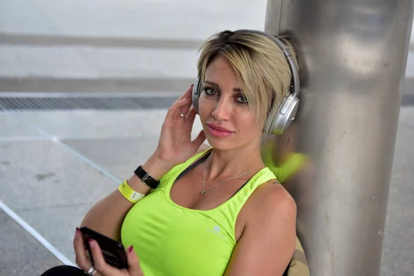 Femme Sportive Écoutant Musique Sur Téléphone Portable Dans Casque — Photo