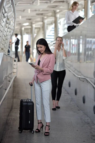 İki kadın cep telefonunu kullanarak