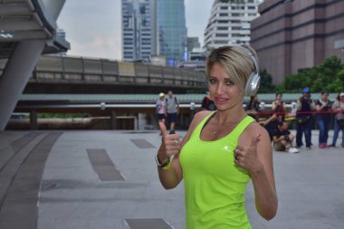 Sporcu kadın onay işareti gösteriyor.