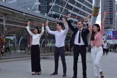 Şehir merkezinde ipli bir iş ekibi var.