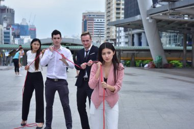 Şehir merkezinde ipli bir iş ekibi var.