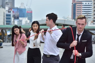 Şehir merkezinde ipli bir iş ekibi var.