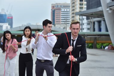 Şehir merkezinde ipli bir iş ekibi var.