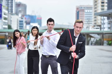 Şehir merkezinde ipli bir iş ekibi var.