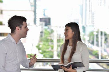 Şehir merkezinde çalışan iş kadını ve işadamı