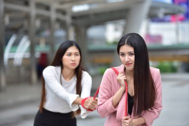 İple oynayan iki Asyalı kadın.