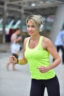 Fitness spor kız sokak, açık spor, kentsel tarzı çalışan fitness egzersiz yapmak moda spor giyim