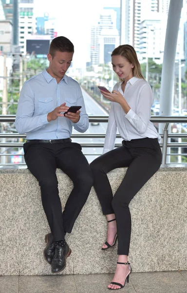 Empresario Empresaria Está Utilizando Teléfonos Móviles — Foto de Stock