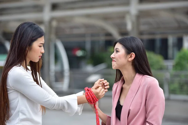 Asiatische Frauen Binden Hände Mit Einem Seil — Stockfoto