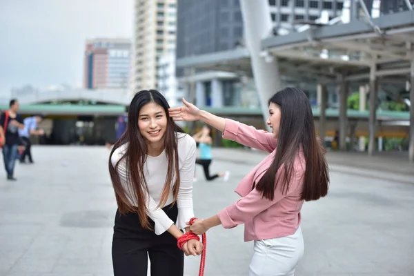 Zwei Asiatische Frauen Spielen Mit Seil — Stockfoto