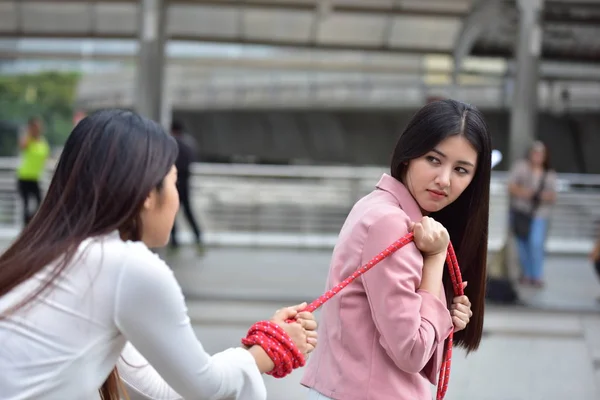 Dos Mujeres Asiáticas Jugando Con Cuerda — Foto de Stock