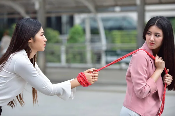 Две Азиатки Играют Веревкой — стоковое фото