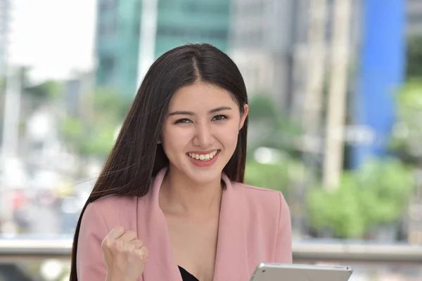 Asiatisches Mädchen Rosafarbenen Anzug Schickt Ein Süßes Lächeln Einer Hand — Stockfoto