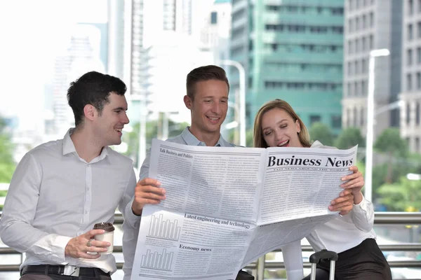 Business People Reading Newspaper City Downtown — Stock Photo, Image