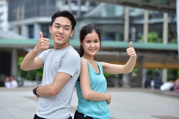 Щаслива Азіатська Спортивна Пара Показує Великі Пальці Вгору — стокове фото