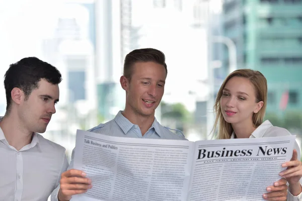 Business People Reading Newspaper City Downtown — Stock Photo, Image