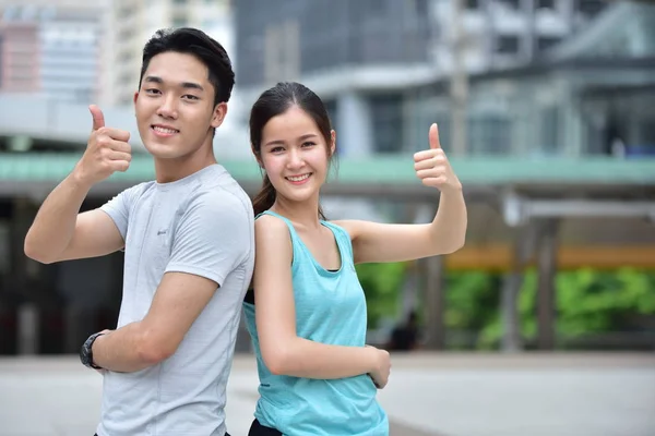 Щаслива Азіатська Спортивна Пара Показує Великі Пальці Вгору — стокове фото